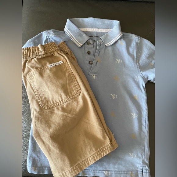 💯 Cotton Calvin Klein Light Blue Polo all over logo with Tan Shorts - Picture 13 of 16